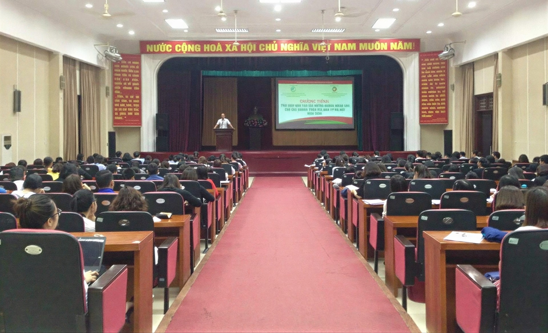 Lớp học tại hội trường