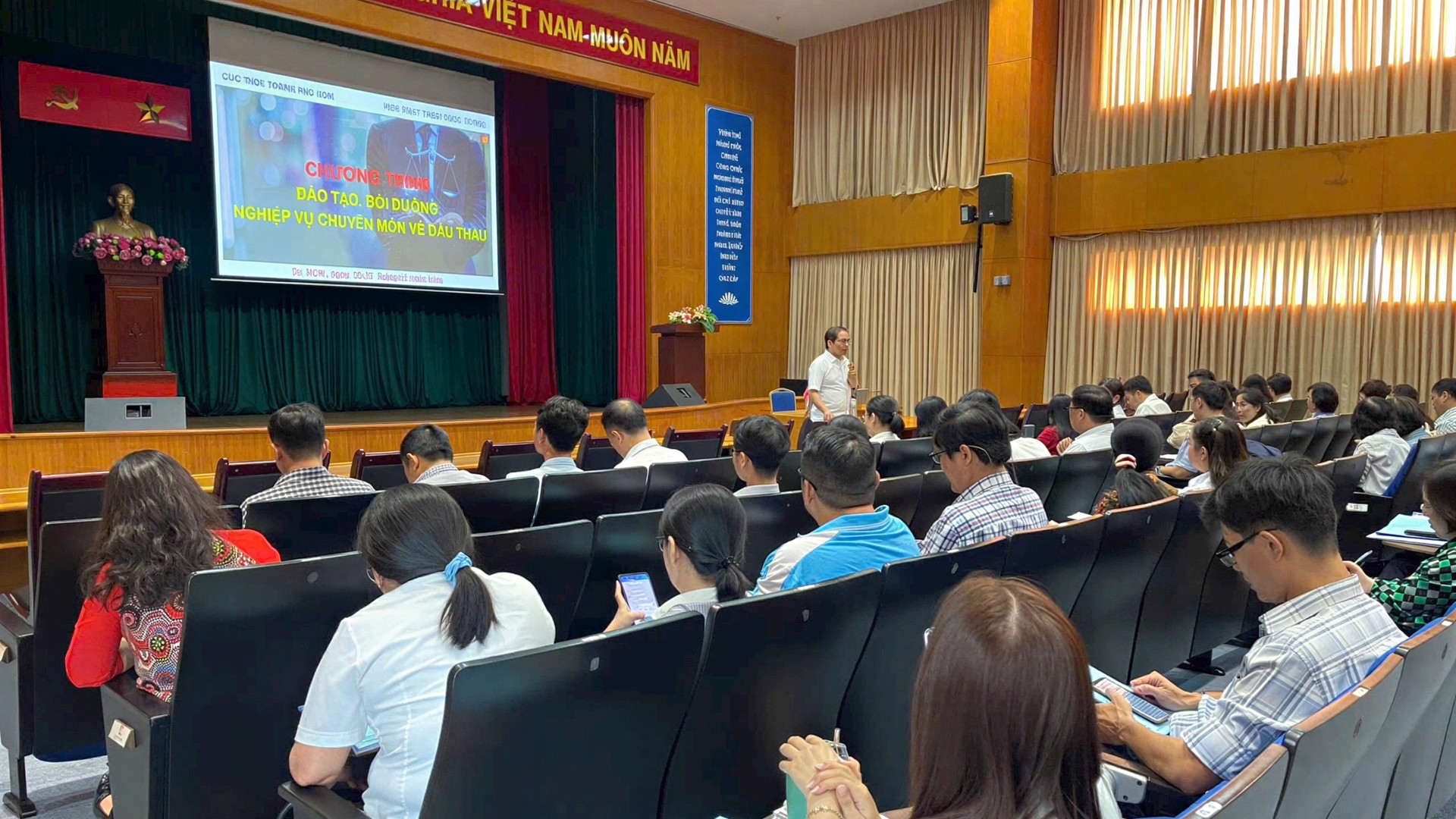 Khóa đào tạo với đông đảo học viên tham dự tại hội trường