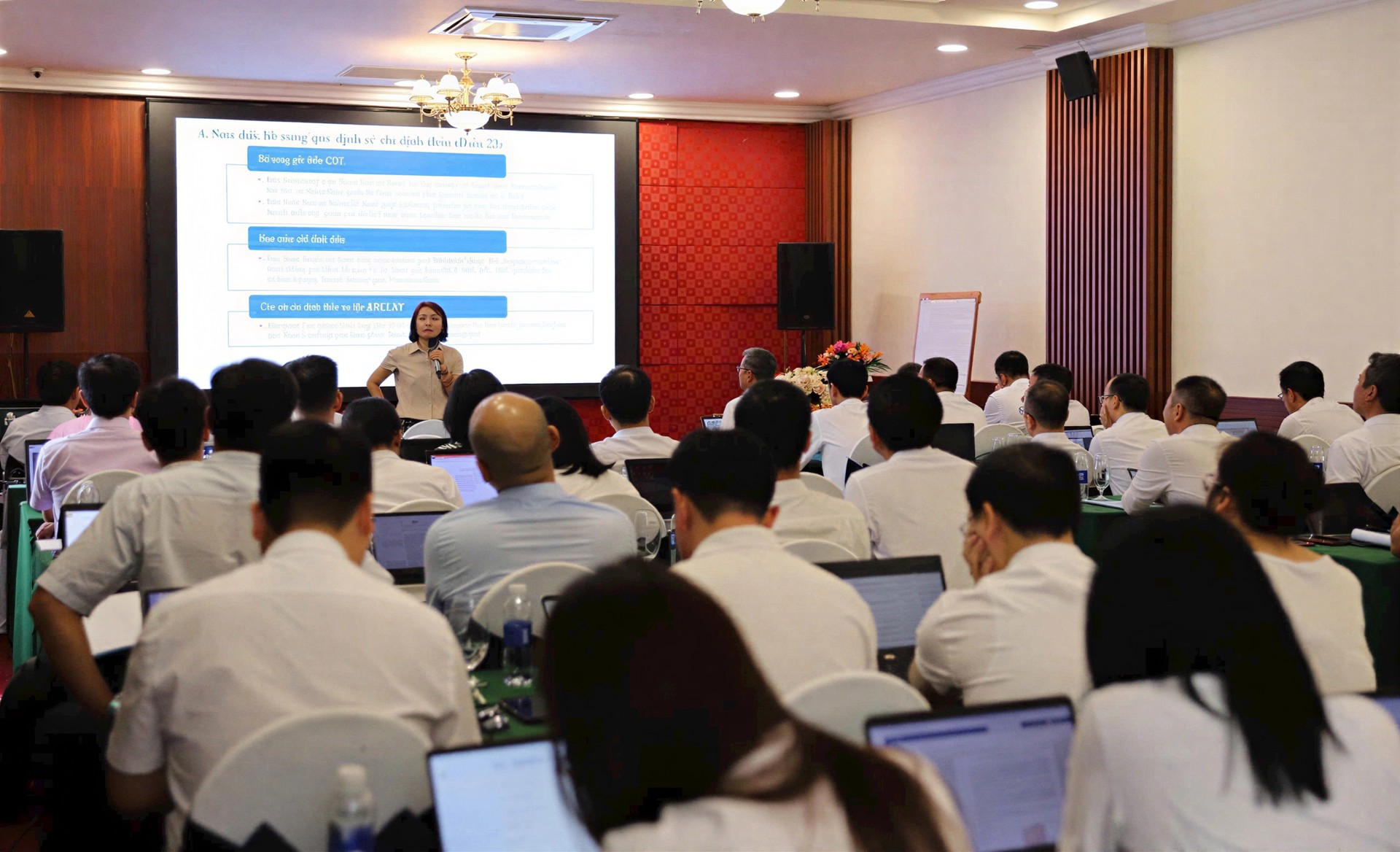 Giảng viên của Viện đang giảng bài