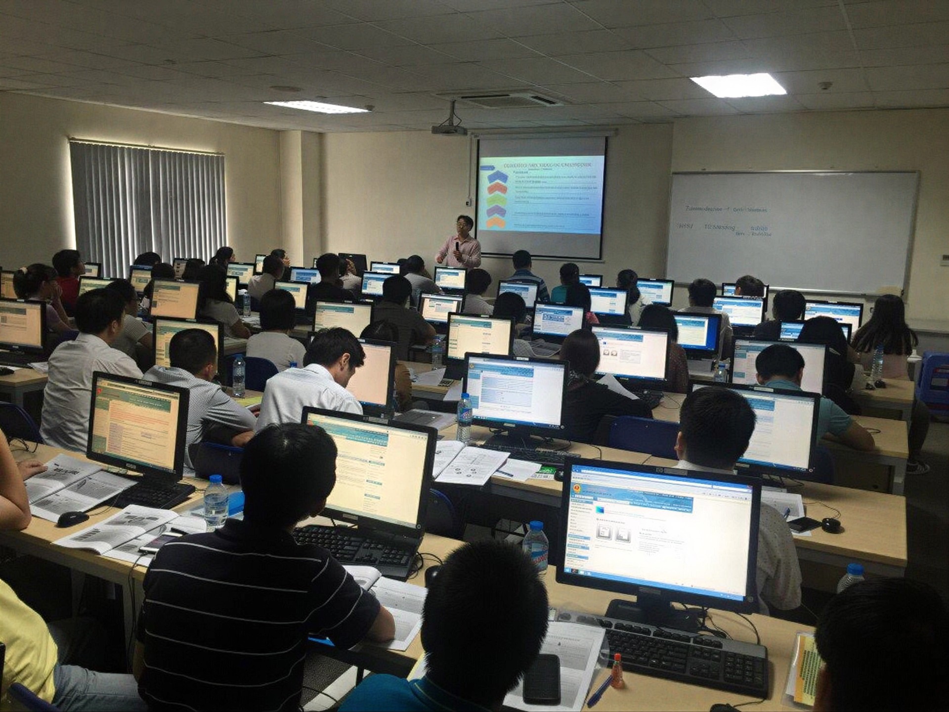Học viên thực hành đấu thầu qua mạng
