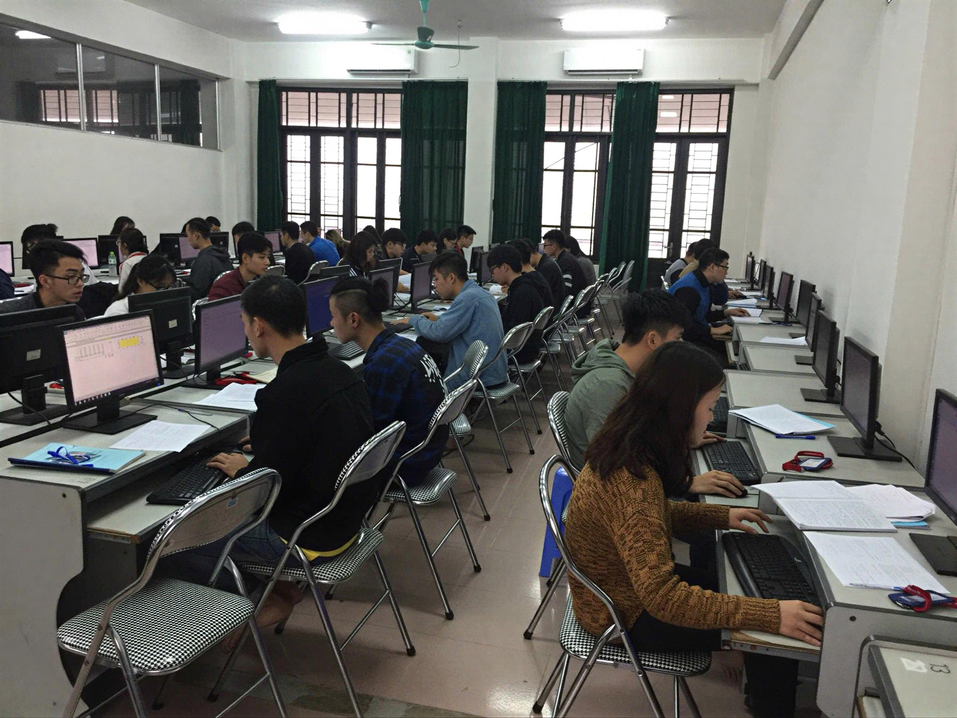 Lớp học trang bị hệ thống máy tính