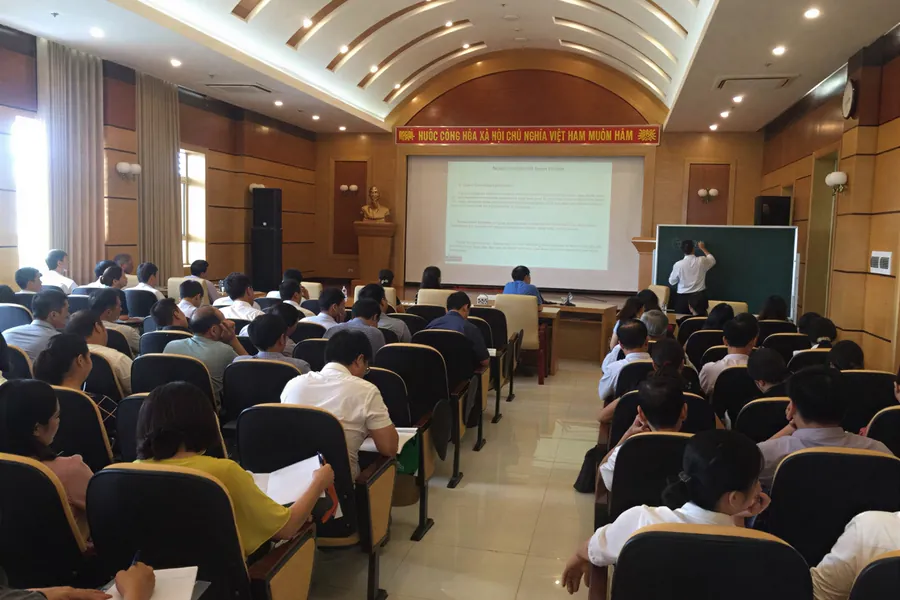Học viên trao đổi theo nhóm trong lớp bồi dưỡng nghiệp vụ do Viện Nghiên cứu Đào tạo Bồi dưỡng Cán bộ tổ chức