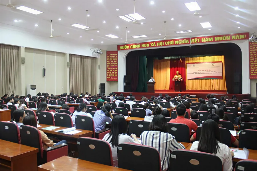 Học viên thảo luận cùng giảng viên trong buổi bồi dưỡng nghiệp vụ tại hội trường của Viện