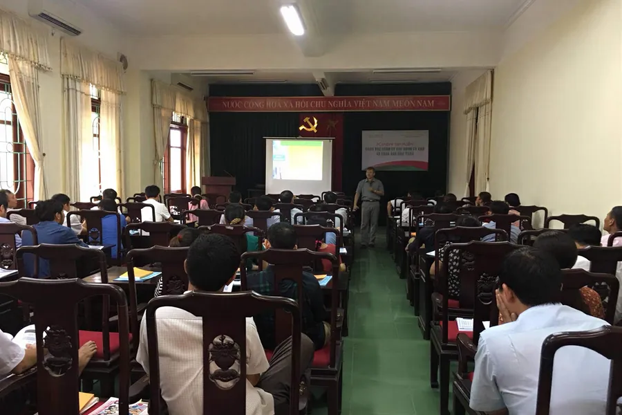 Lớp bồi dưỡng nghiệp vụ với nhiều học viên cùng theo dõi phần trình bày trên màn chiếu