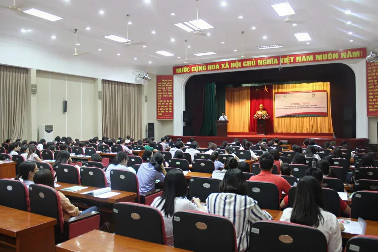 Đông đảo học viên tham dự buổi học nghiệp vụ tại hội trường, hướng lên sân khấu nơi giảng viên trình bày.
