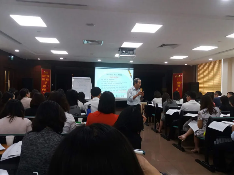 Giảng viên đứng lớp hướng dẫn nội dung chuyên môn cho học viên trong buổi đào tạo nghiệp vụ tại Viện.