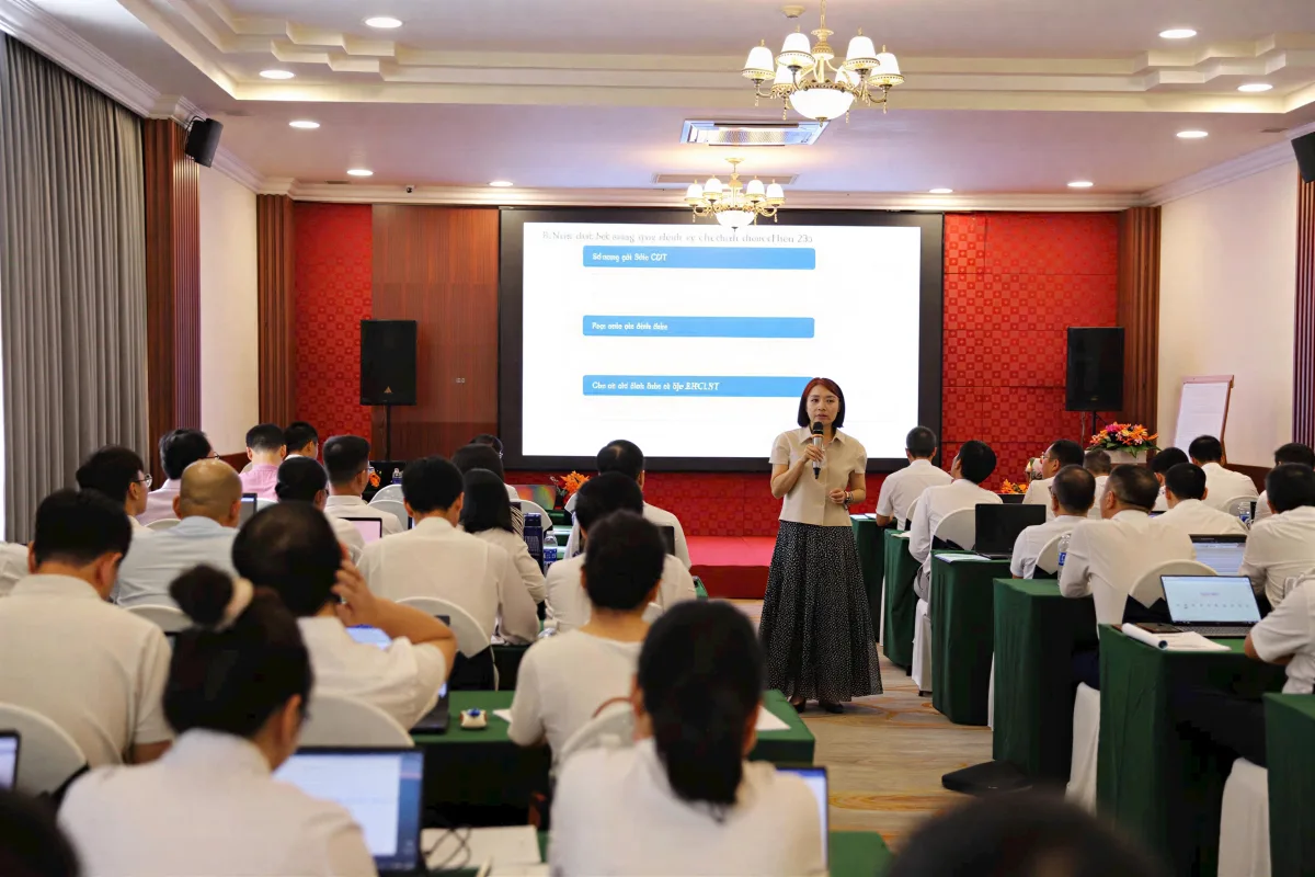 Giảng viên trình bày chuyên đề cho học viên Giảng viên trình bày chuyên đề trên sân khấu trước đông đảo học viên tham dự khóa đào tạo nghiệp vụ của Viện.