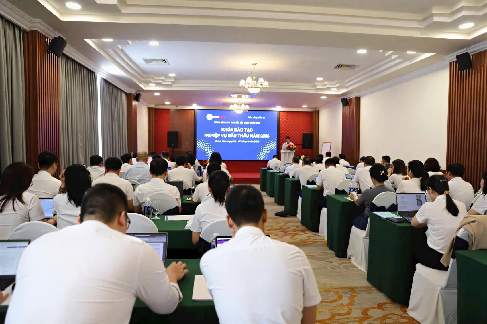 Toàn cảnh hội trường với sân khấu và đông đảo học viên trong một chương trình đào tạo nghiệp vụ do Viện tổ chức.