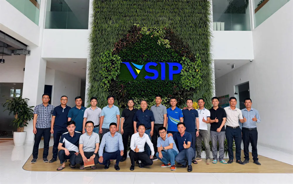 Nhóm học viên là cán bộ, nhân viên doanh nghiệp chụp ảnh lưu niệm sau khóa đào tạo nghiệp vụ tại đơn vị.