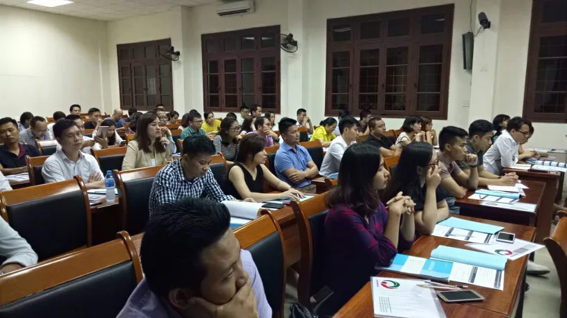 Học viên tập trung lắng nghe và ghi chép nội dung bài giảng trong lớp đào tạo nghiệp vụ chuyên môn.