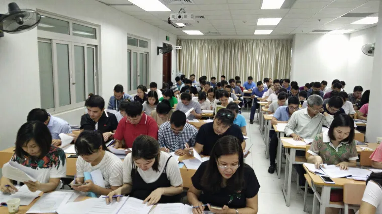 Học viên ngồi kín lớp, tập trung ghi chép tài liệu trong khóa học nghiệp vụ do Viện tổ chức.