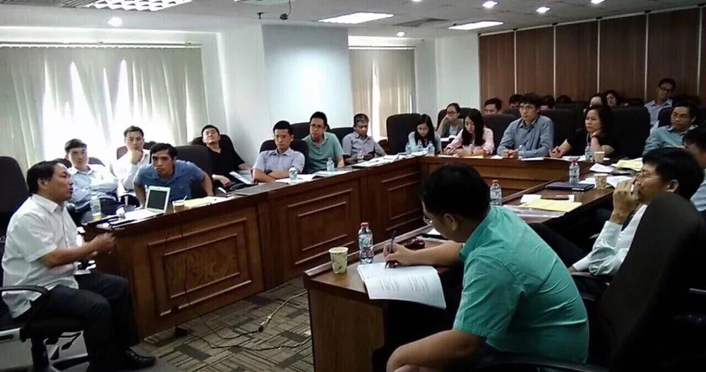 Nhóm học viên trao đổi, thảo luận quanh bàn làm việc trong buổi đào tạo nghiệp vụ chuyên môn của Viện.