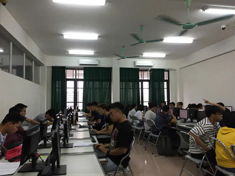 Học viên thực hành thao tác nghiệp vụ trên hệ thống máy tính tại phòng máy của khóa đào tạo.