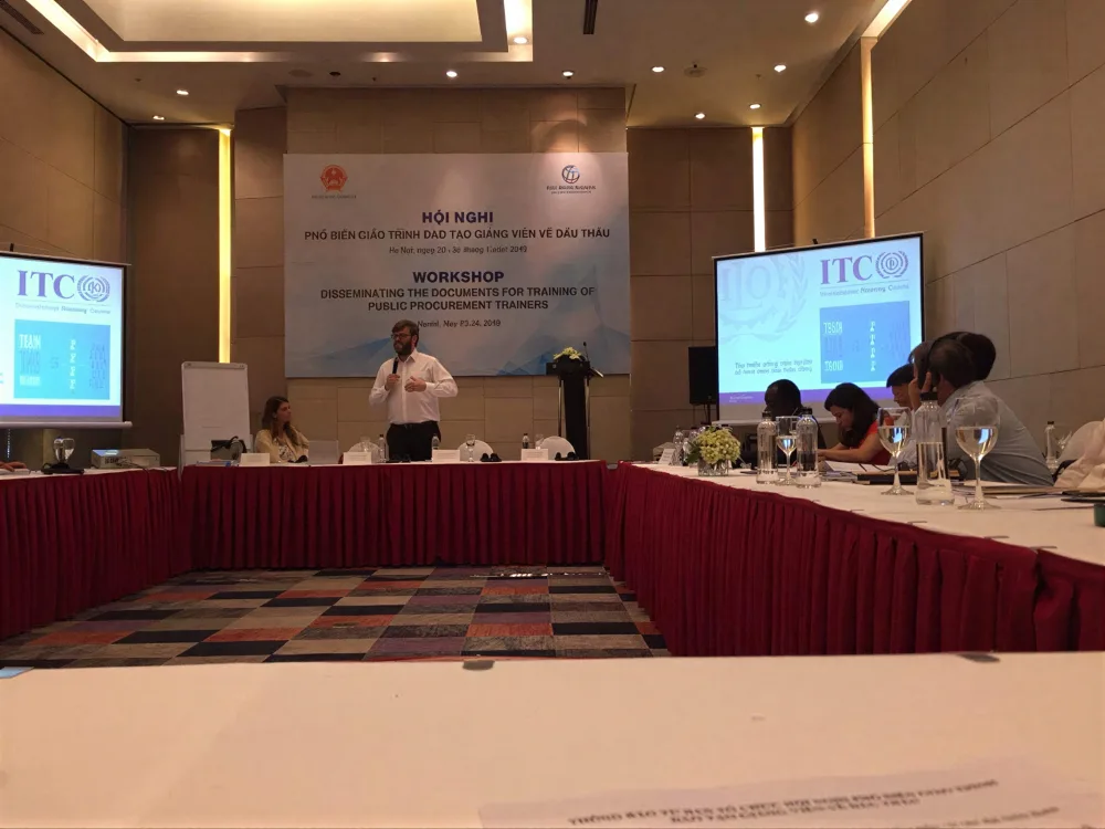 Hội thảo chuyên đề nghiệp vụ với các chuyên gia tại bàn chủ tọa và học viên tham dự theo dõi bên dưới.
