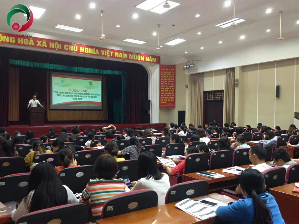 Đông đảo học viên ngồi kín hội trường, hướng lên sân khấu nơi diễn giả trình bày trong chương trình đào tạo nghiệp vụ.