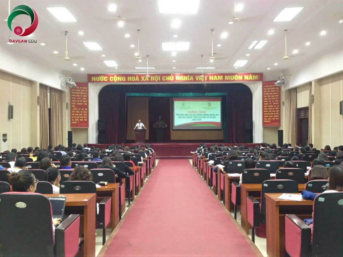 Hội trường lớn tổ chức khóa đào tạo nghiệp vụ Hội trường lớn với lối đi thảm đỏ và đông học viên tham dự chương trình đào tạo nghiệp vụ do Viện tổ chức.