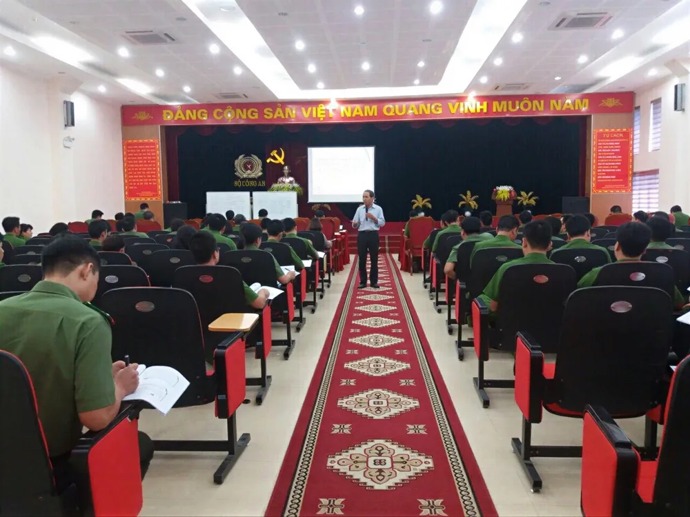 Hội trường trang trọng với lối đi thảm đỏ và sân khấu, nơi tổ chức khóa đào tạo, bồi dưỡng nghiệp vụ cho học viên.