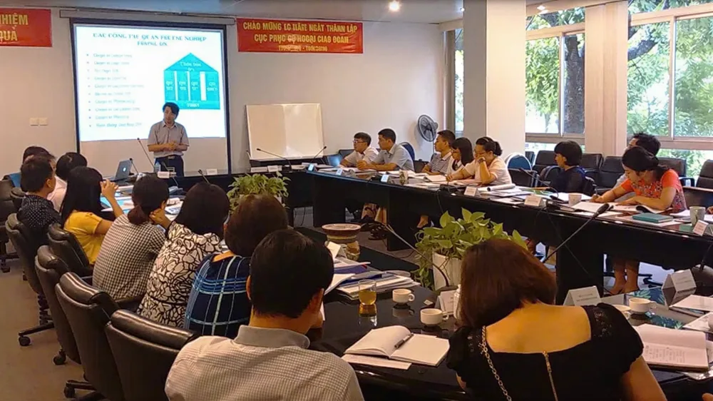 Lớp bồi dưỡng nghiệp vụ trong phòng học nhiều ánh sáng, cửa sổ nhìn ra cây xanh, giảng viên trình bày bên màn hình.