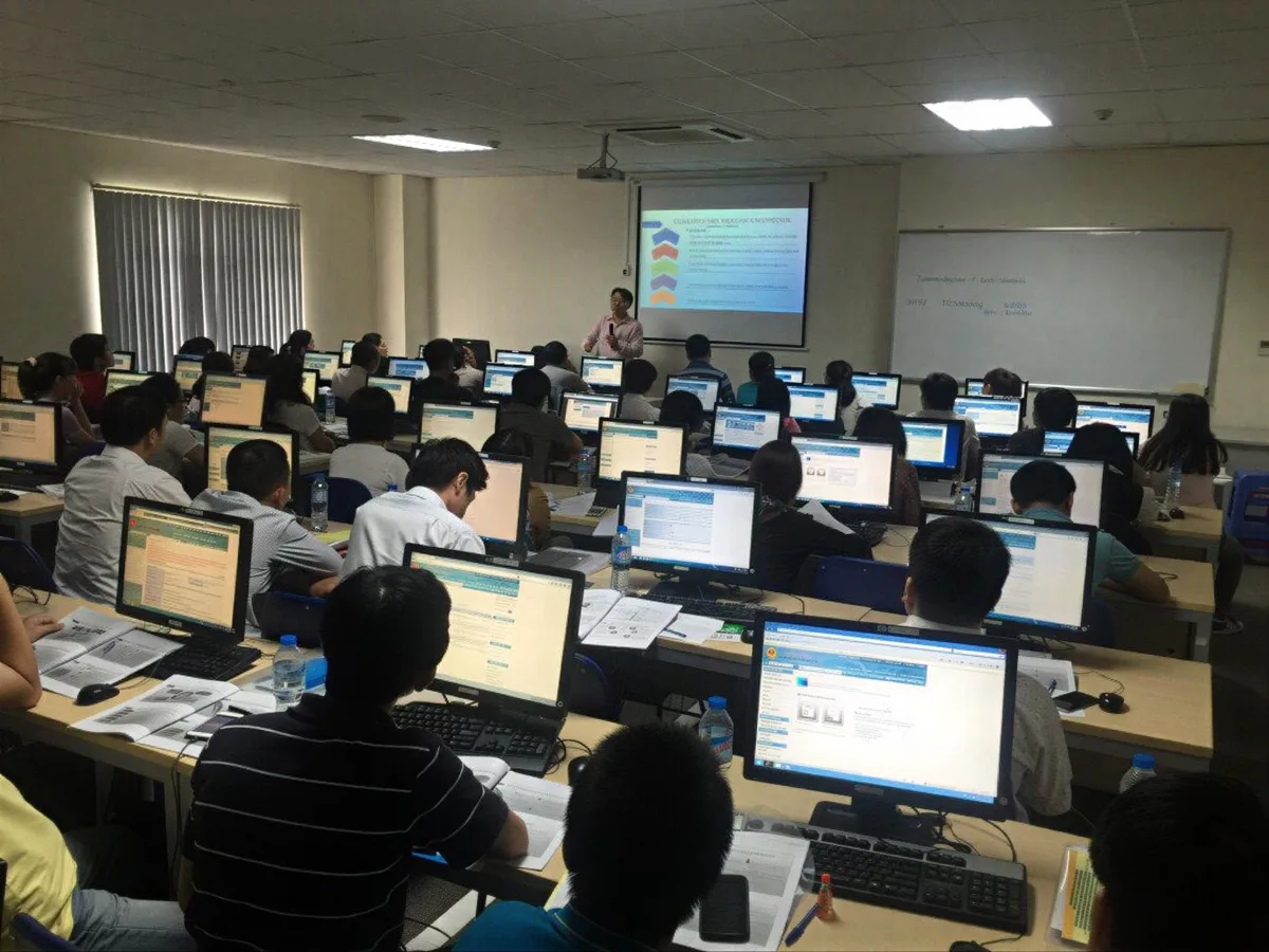 Lớp thực hành đấu thầu qua mạng trên máy tính Học viên thực hành đấu thầu qua mạng trên hệ thống máy tính trong phòng máy của khóa đào tạo nghiệp vụ đấu thầu.