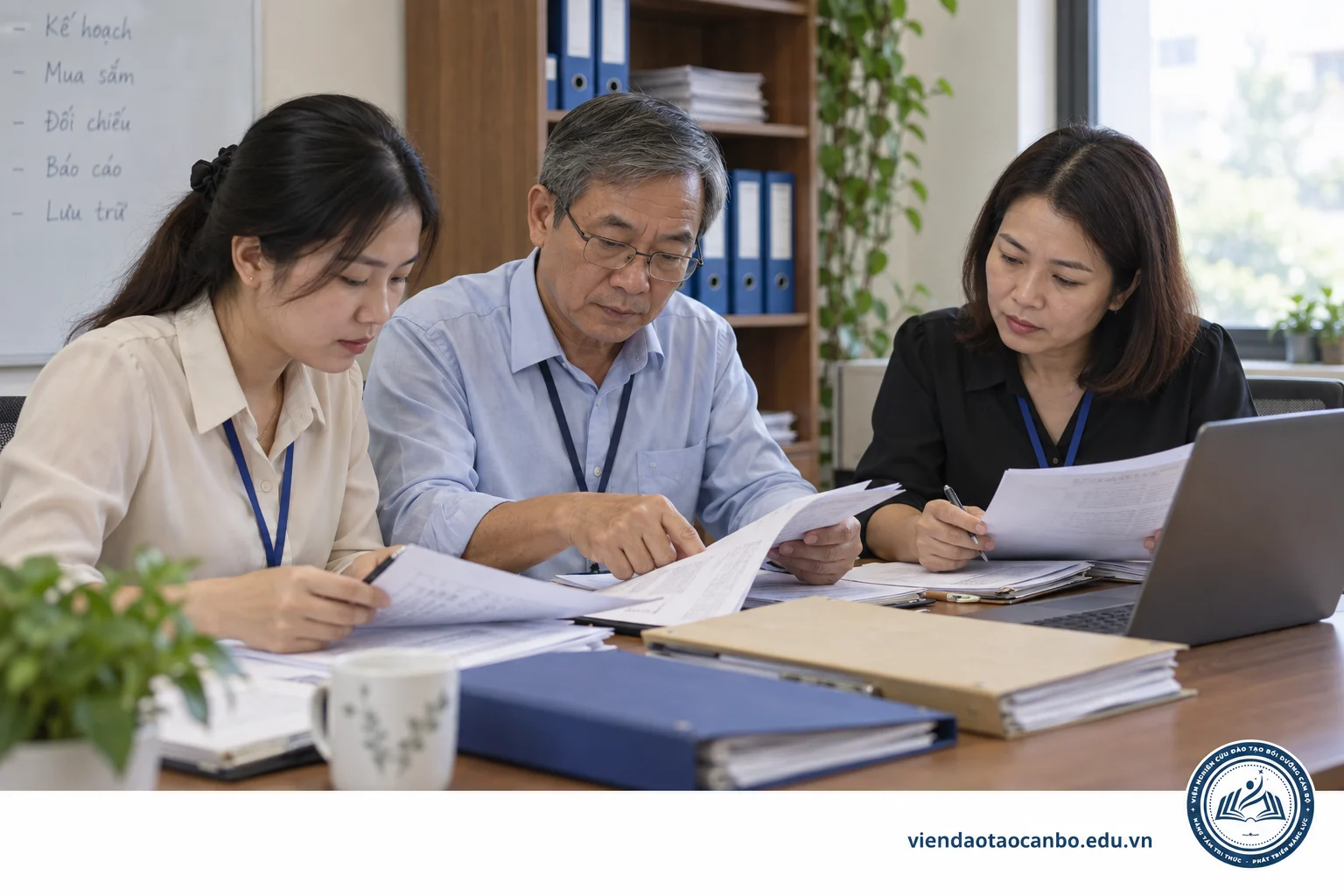 Nhóm nhân sự kiểm tra chéo hồ sơ đấu thầu tại văn phòng