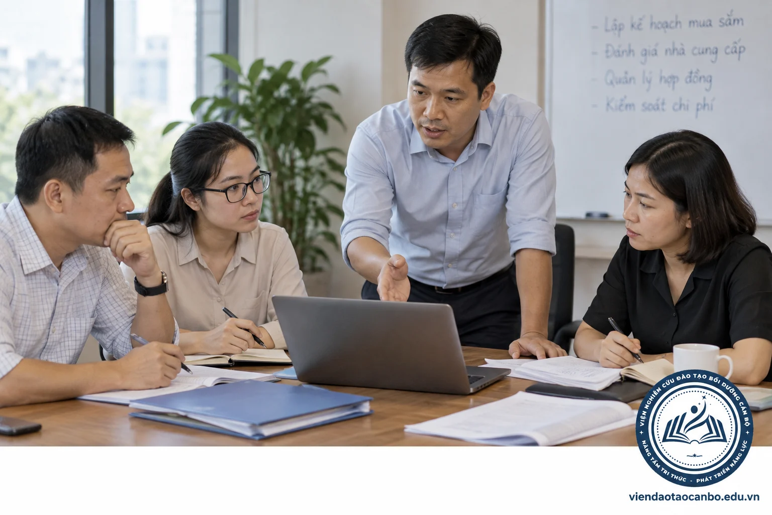 Nhóm nhân sự doanh nghiệp trao đổi tài liệu trong buổi học minh họa