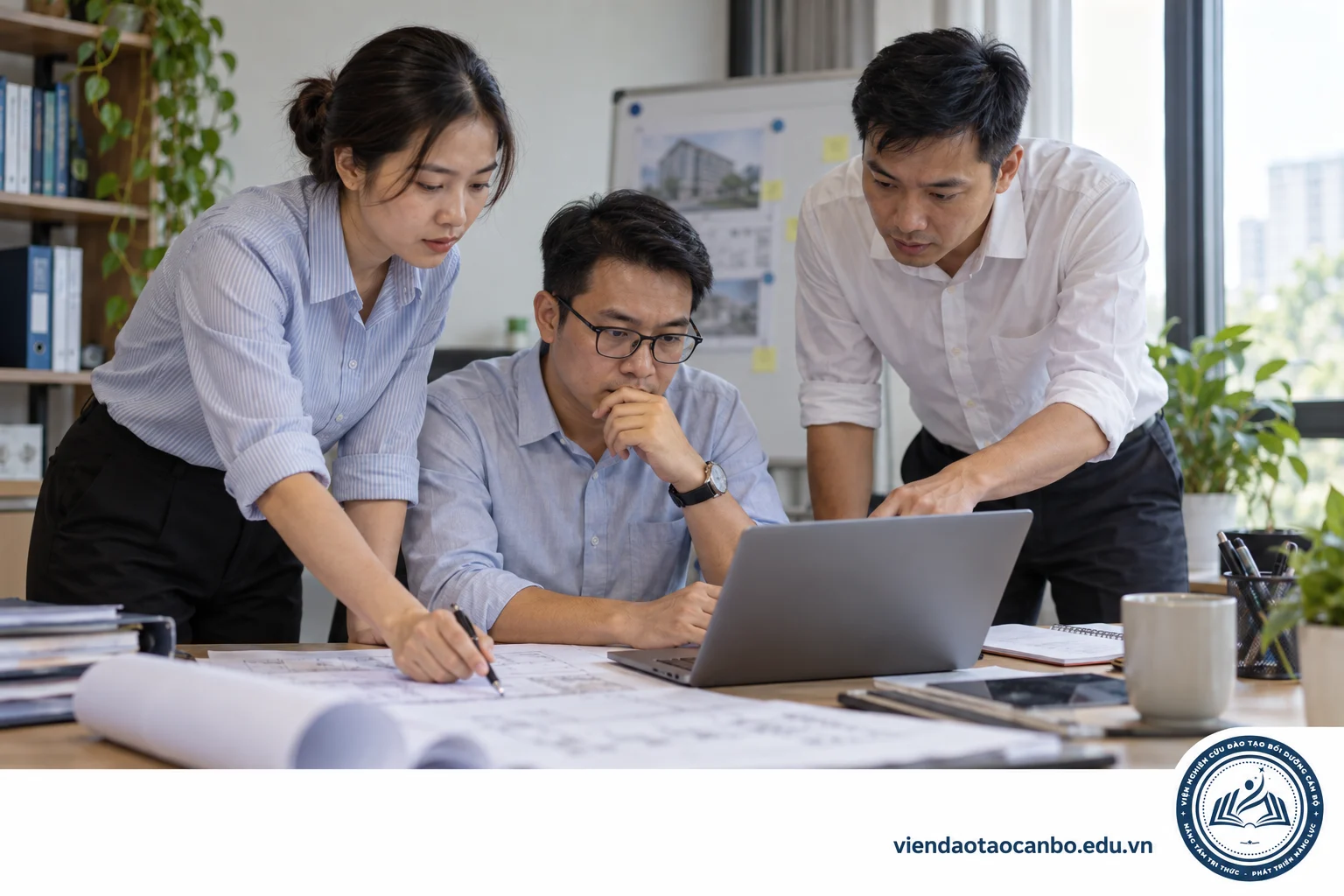 Nhóm nhân sự rà soát phạm vi công việc và tiến độ khi chuẩn bị kế hoạch lựa chọn nhà thầu