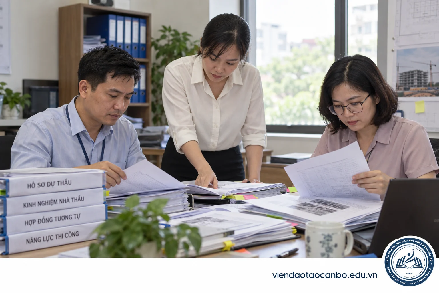Nhóm nhân viên đấu thầu kiểm tra tài liệu kinh nghiệm nhà thầu xây lắp