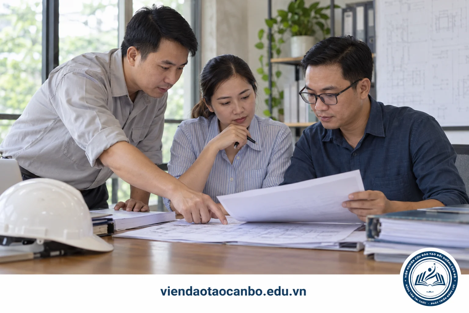 Kỹ sư và người tư vấn cùng rà soát hồ sơ kinh nghiệm hành nghề