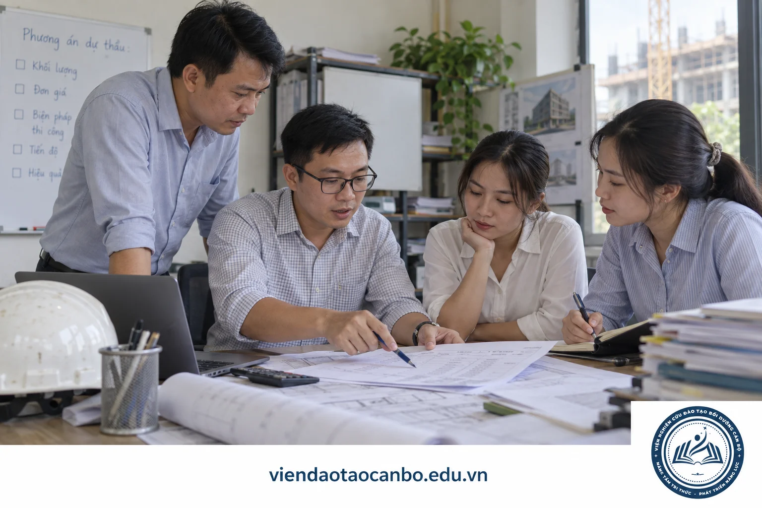 Kỹ sư dự toán và nhân viên đấu thầu trao đổi phương án giá dự thầu