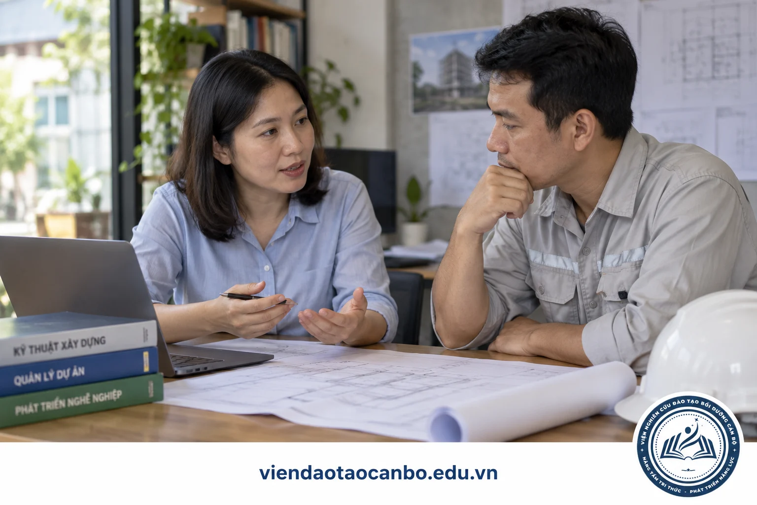 Người tư vấn trao đổi với kỹ sư về mục tiêu học và hành nghề