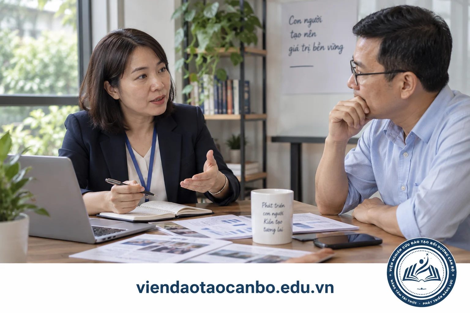 Người phụ trách đào tạo trao đổi nhu cầu với quản lý doanh nghiệp