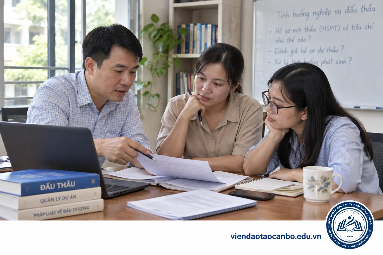 Nhóm người học trao đổi tình huống nghiệp vụ đấu thầu trong buổi tự học