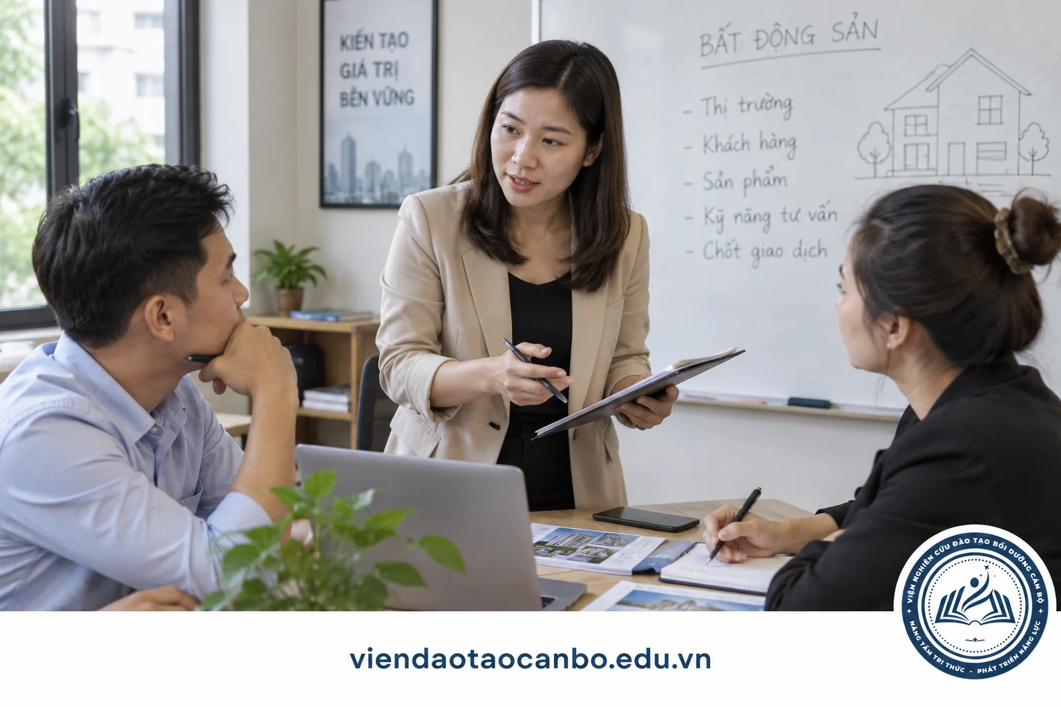 Nhóm nhân viên môi giới bất động sản trao đổi trong buổi học nội bộ minh họa