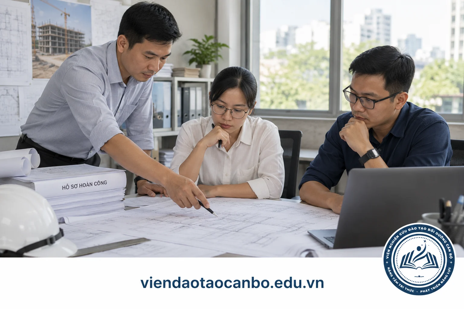 Nhóm kỹ sư rà soát bản vẽ và hồ sơ hoàn công trong văn phòng dự án