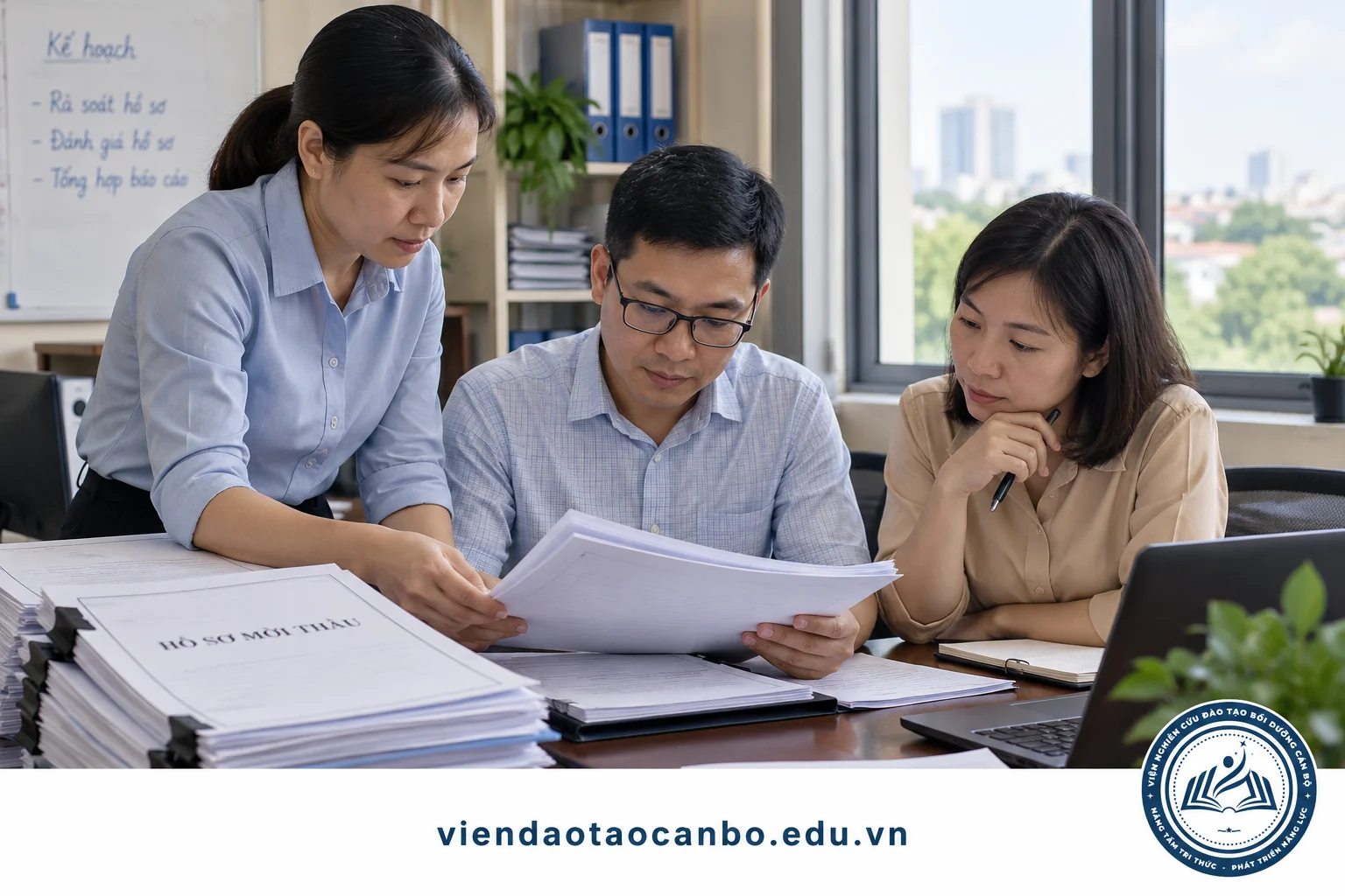 Nhân viên đấu thầu cùng đọc hồ sơ mời thầu trong phòng làm việc