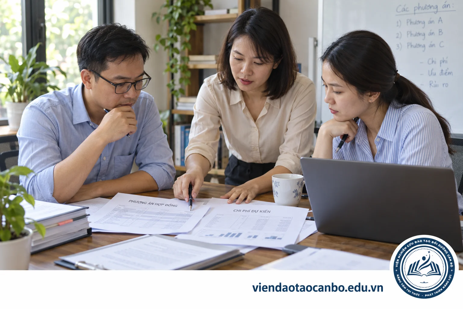 Nhóm phụ trách dự án so sánh các phương án hợp đồng và chi phí