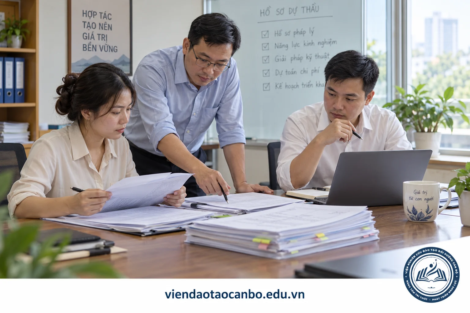 Nhóm nhân viên doanh nghiệp chuẩn bị hồ sơ dự thầu tại bàn họp