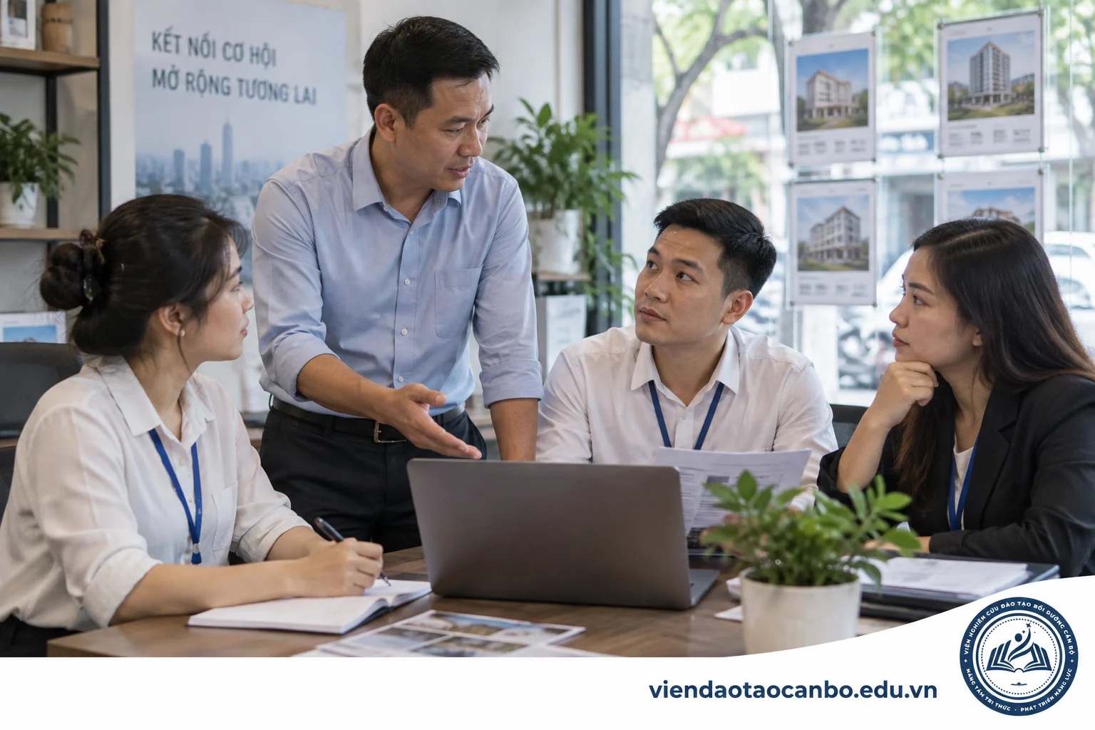 Quản lý sàn giao dịch trao đổi công việc với nhóm nhân viên môi giới