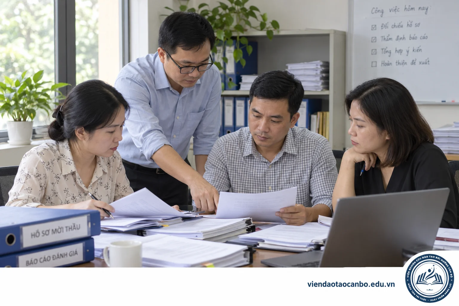 Nhóm chuyên viên thẩm định đối chiếu báo cáo và hồ sơ lựa chọn nhà thầu