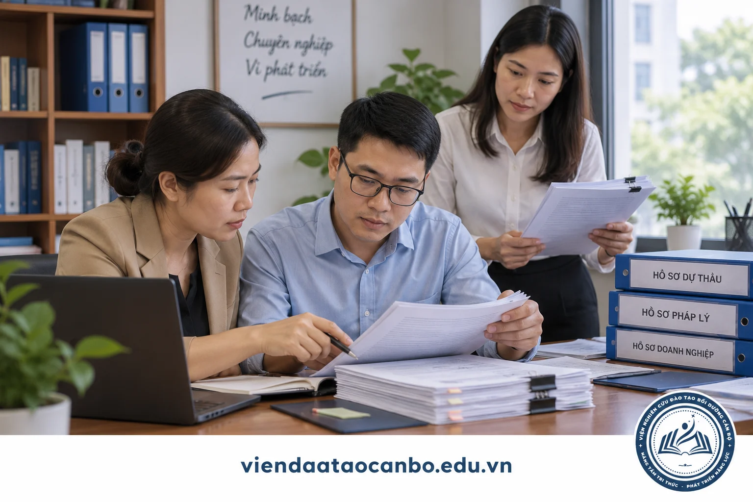 Nhân viên đấu thầu và người phụ trách pháp chế rà soát hồ sơ doanh nghiệp