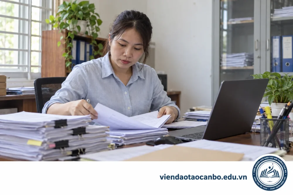 Nhân sự nhà thầu chuẩn bị hồ sơ đăng ký