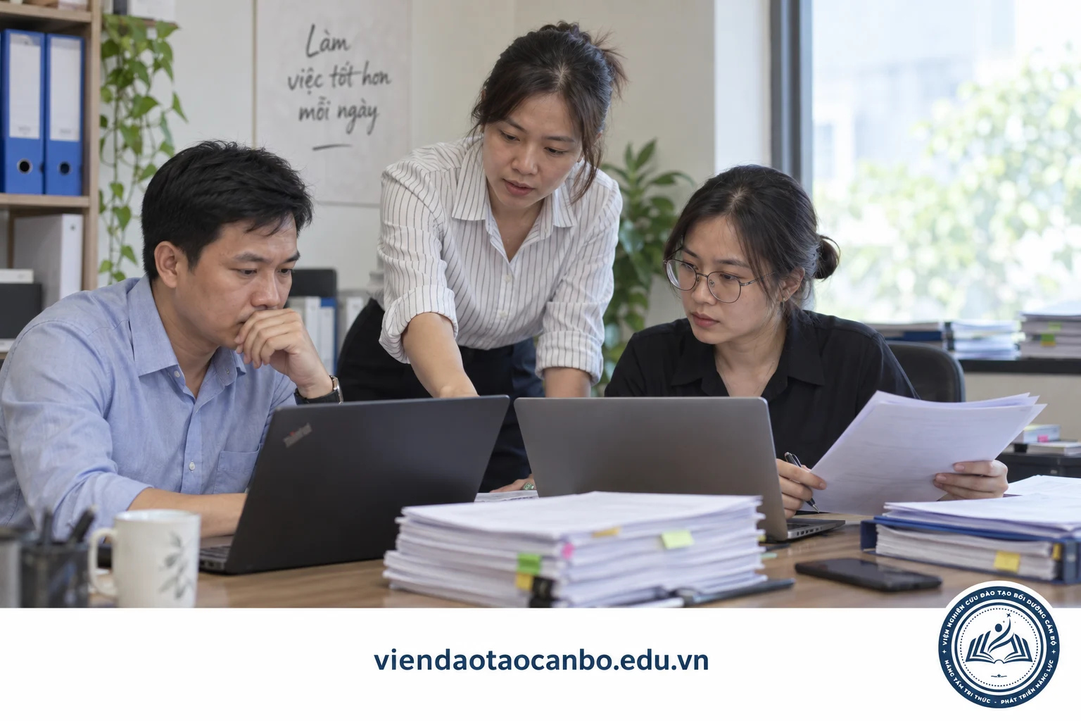 Nhóm nhân viên đấu thầu rà soát hồ sơ điện tử trước hạn nộp