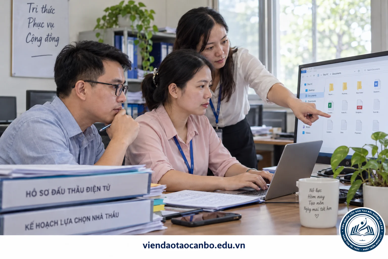 Nhân viên thực hành chuẩn bị hồ sơ đấu thầu điện tử tại máy tính