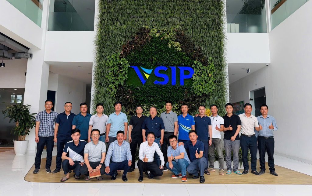 Ảnh tập thể giảng viên và học viên khóa bồi dưỡng nghiệp vụ giám sát thi công xây dựng tại Công ty TNHH VSIP Nghệ An