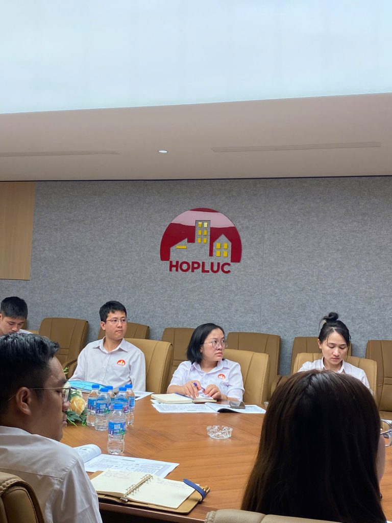 Cán bộ, nhân viên Công ty Cổ phần Cơ điện Hợp Lực ghi chép trong khóa học đấu thầu qua mạng