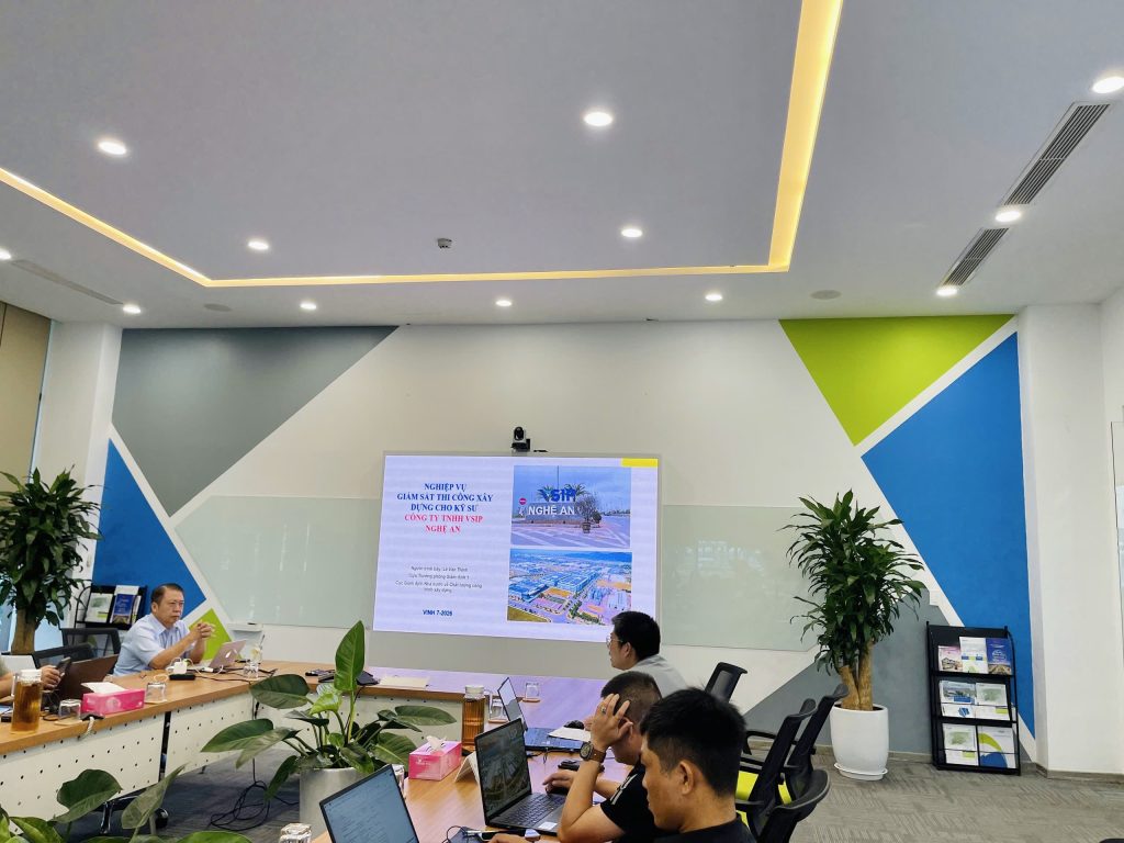 Giảng viên Lê Văn Thịnh trình bày chuyên đề nghiệp vụ giám sát thi công xây dựng tại Công ty TNHH VSIP Nghệ An