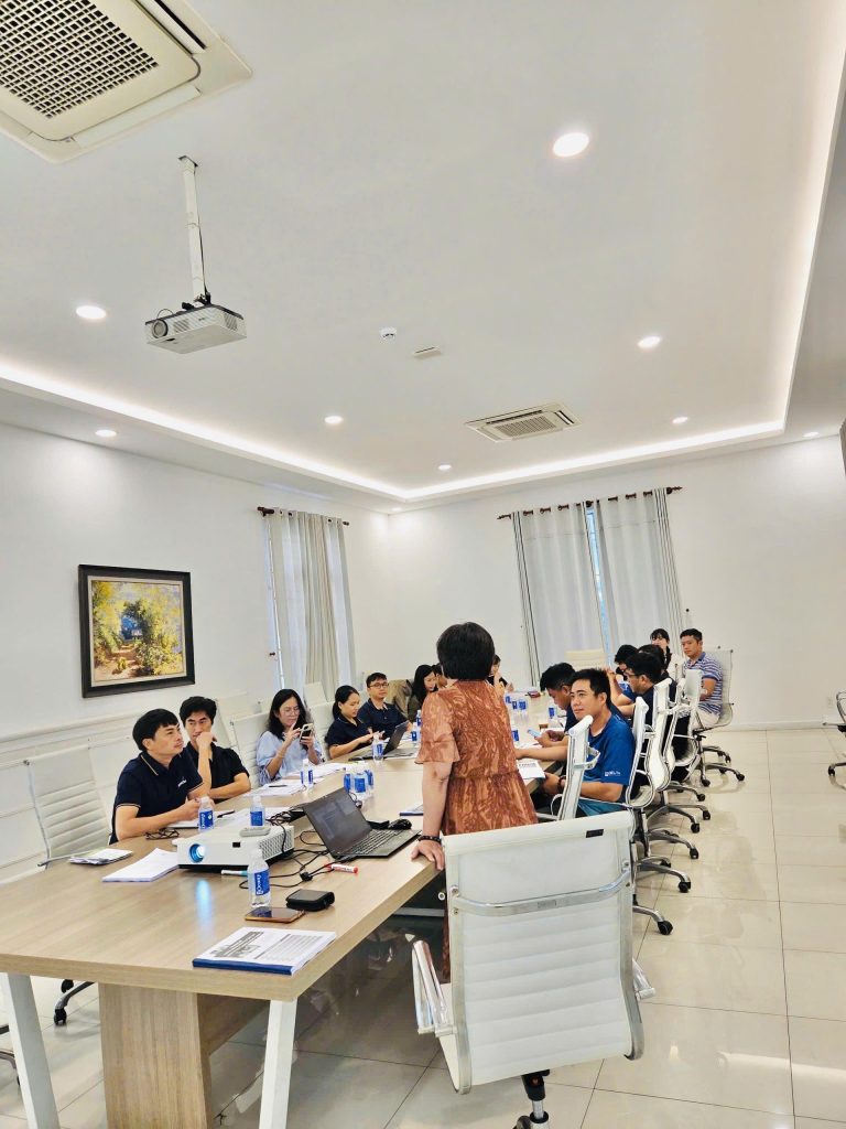Giảng viên trao đổi trực tiếp với cán bộ Công ty Cổ phần Bất động sản Sơn Kim trong khóa đào tạo quản lý dự án hai ngày