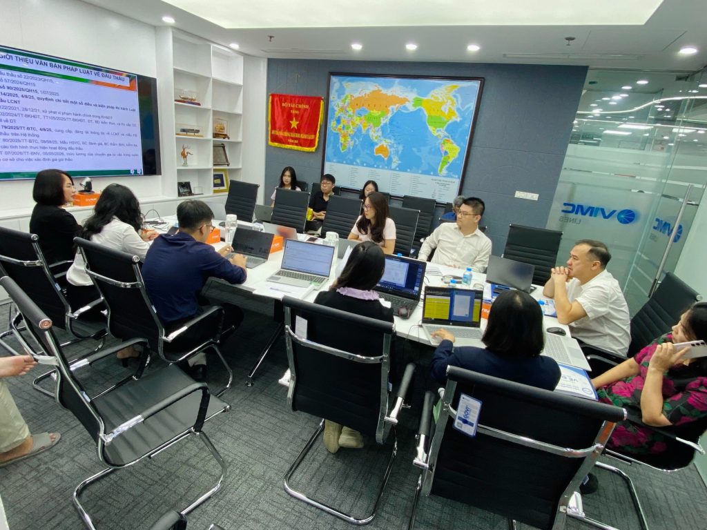 Học viên VIMC Lines theo dõi phần giới thiệu hệ thống văn bản pháp luật về đấu thầu đang có hiệu lực