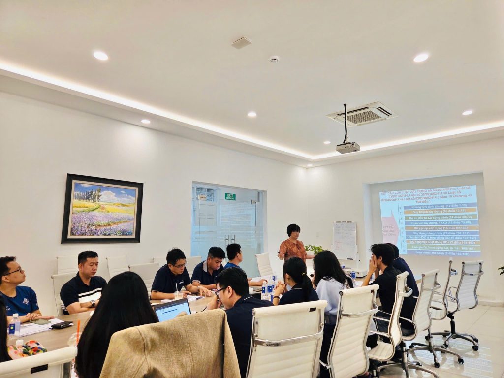 Học viên Công ty Cổ phần Bất động sản Sơn Kim theo dõi phần trình bày về cấu trúc các chương của Luật Xây dựng
