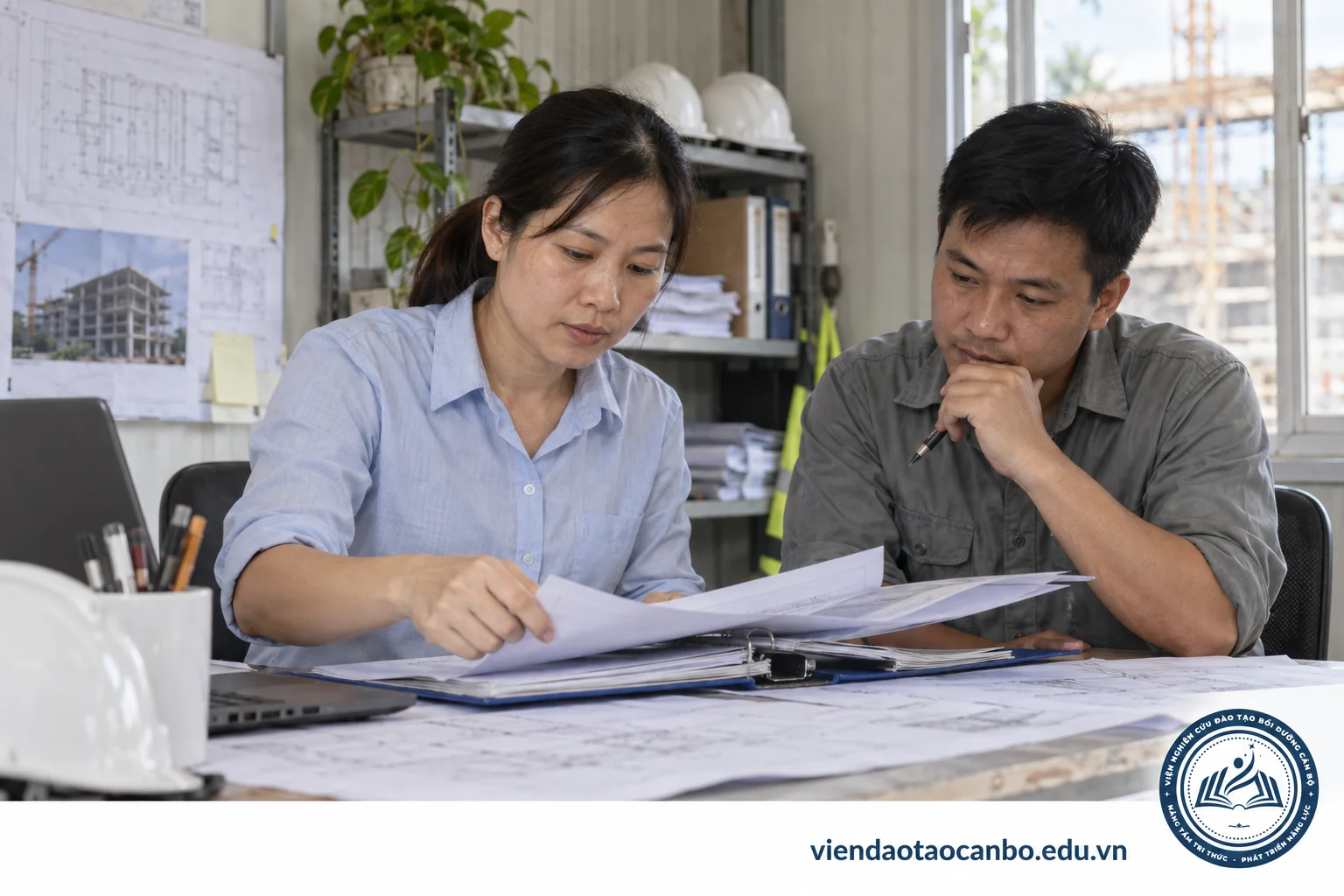 Kỹ sư rà soát tài liệu công việc giám sát bên bản vẽ công trình